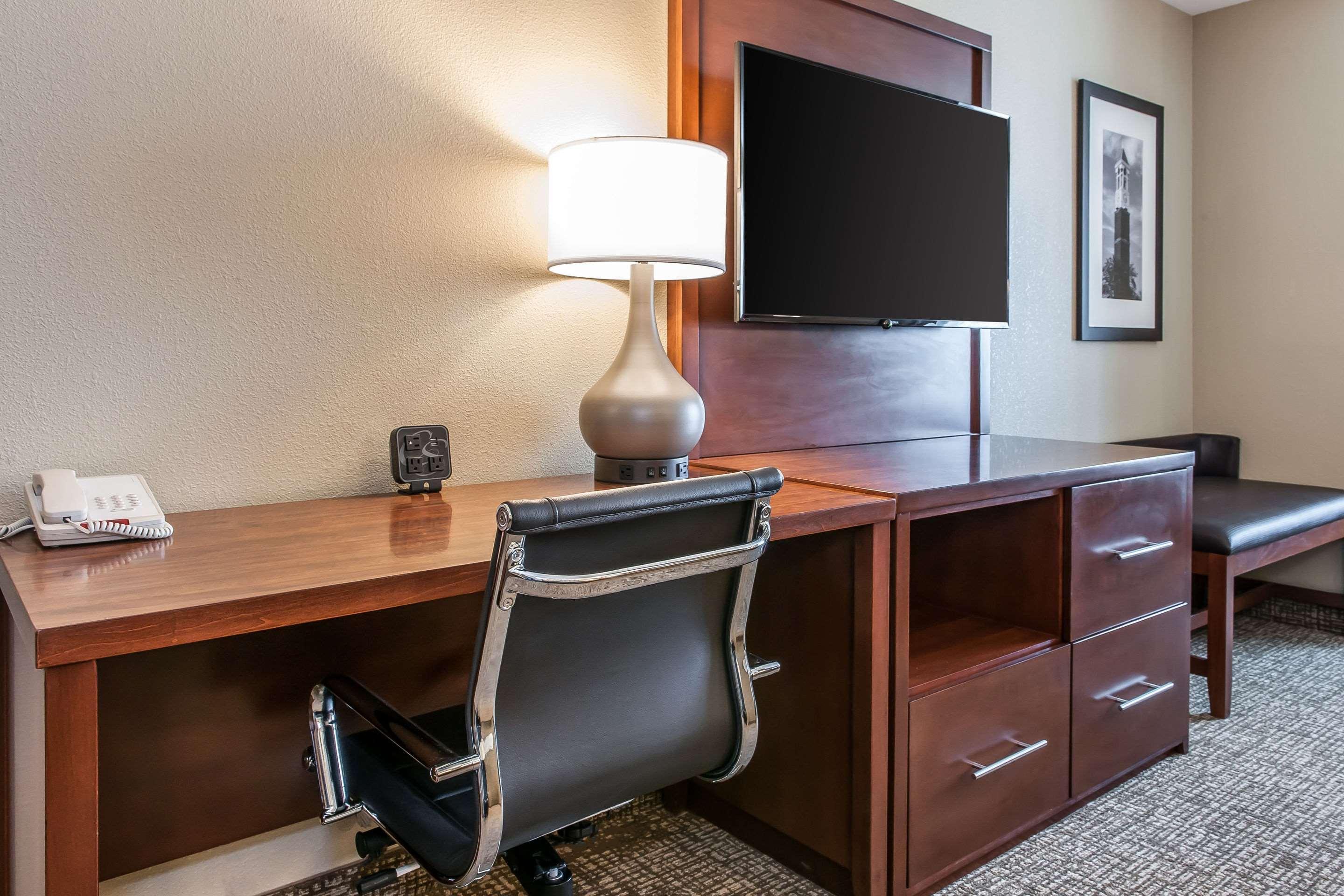 Comfort Suites Rensselaer Near Fair Oaks Bagian luar foto